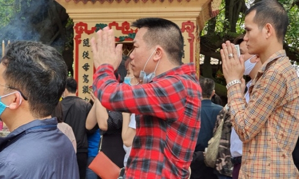 Phủ Tây Hồ ngày mùng 1 vẫn chật kín người bất chấp dịch bệnh