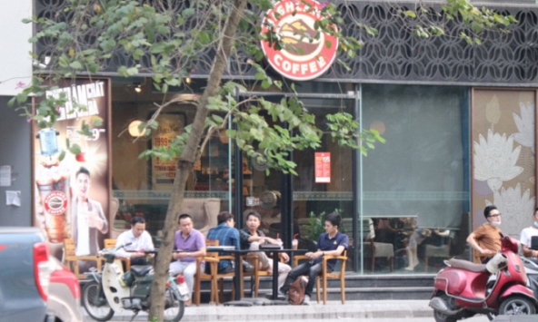 Bất chấp yêu cầu đóng cửa, các quán hàng vẫn mở đón khách bình thường