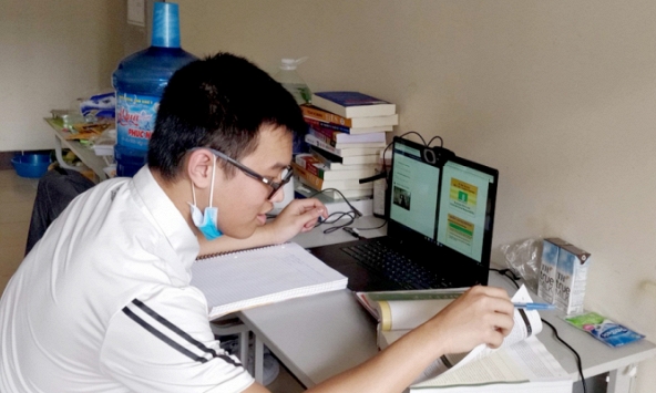 Một số người ở khu cách ly tự nguyện đóng tiền cách ly hỗ trợ