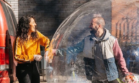 Chuyện tình ban công giữa mùa dịch gây sốt cộng đồng mạng