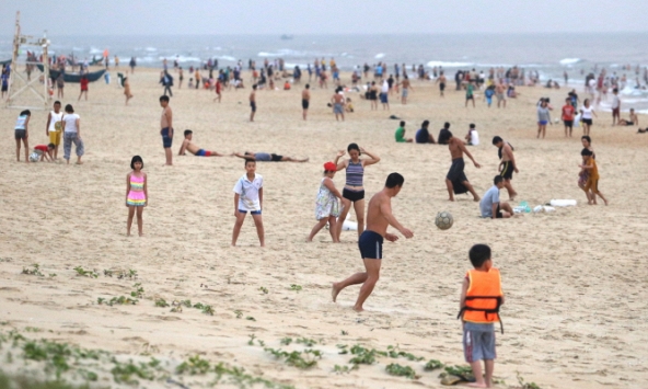 Quảng Nam: Hàng nghìn người đi tắm biển bất chấp khuyến cáo không tụ tập đông người