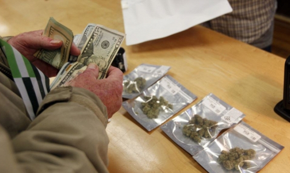 Những thứ nằm trong danh sách thiết yếu ở các nước khi phong tỏa là gì?