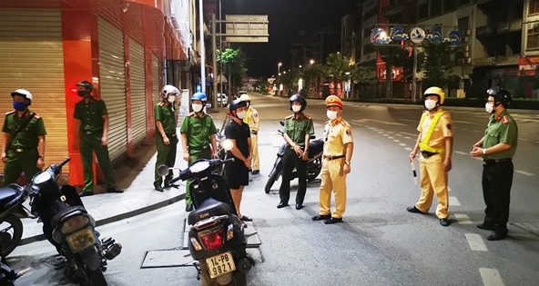 Thành phố Hạ Long đưa những người ra đường sau 22h không lý do về khu cách ly tập trung