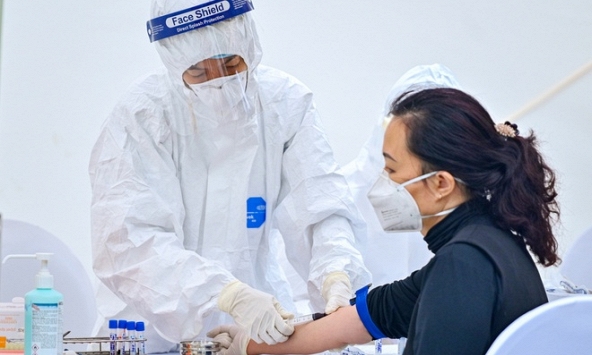 Có 3 trường hợp dương tính Covid-19 thông qua xét nghiệm nhanh ở Hà Nội