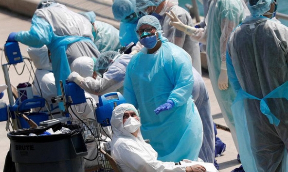 Một bác sỹ bị kỷ luật vì đeo khẩu trang trong bệnh viện giữa mùa dịch Covid-19