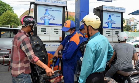 Xăng hạ giá, người dân đua nhau dự trữ xăng dầu trong chai, lọ