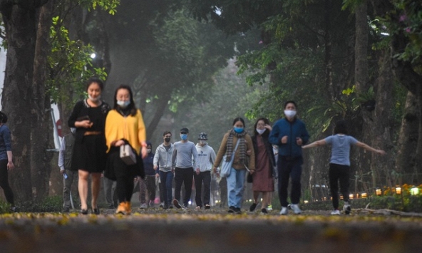 Người dân Hà Nội nhộn nhịp tập thể dục quanh Hồ Gươm dù có lệnh cách ly xã hội