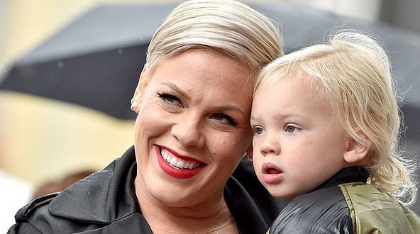 Ca sĩ Pink và con trai nhiễm virus Covid-19