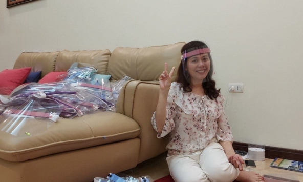 Thanh Hóa: Cô giáo tự làm 400 tấm chắn giọt bắn, gửi tặng các đơn vị chống dịch COVID-19