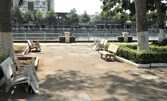 Lật úp các ghế đá công viên  để dân không tụ tập