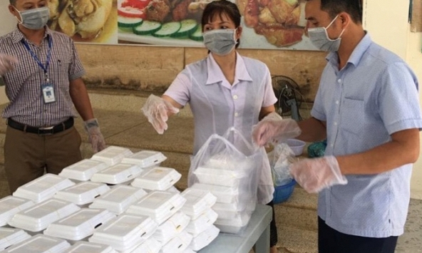 Nhà trường nấu cơm phục vụ các em sinh viên làm đồ án tốt nghiệp giữa mùa dịch