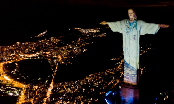 Bức tượng Chúa cứu thế tại Rio phát sáng, tôn vinh đội ngũ y tế trong đại dịch Covid-19