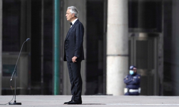 Danh ca Andrea Bocelli gây xúc động với đêm nhạc trình diễn giữa thánh đường 