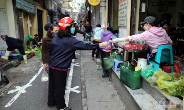 Phường Hàng Gai kẻ vạch sơn giữ khoảng cách giữa người bán và người mua 