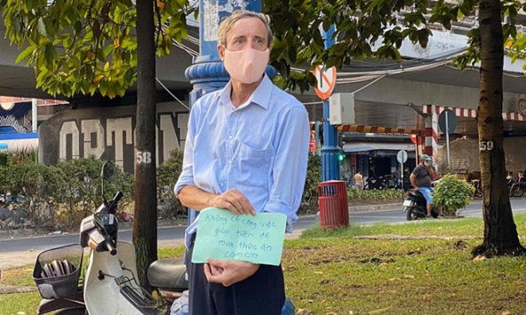 Thầy giáo Tây cầm biển xin hỗ trợ tiền mua đồ ăn ở TPHCM