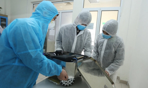 Việt Nam chế tạo thành công robot lau sàn khử khuẩn phòng dịch