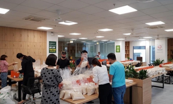 Thanh Hóa: Trường ĐH Hồng Đức phát gạo hỗ trợ những người gặp khó trong dịch Covid – 19