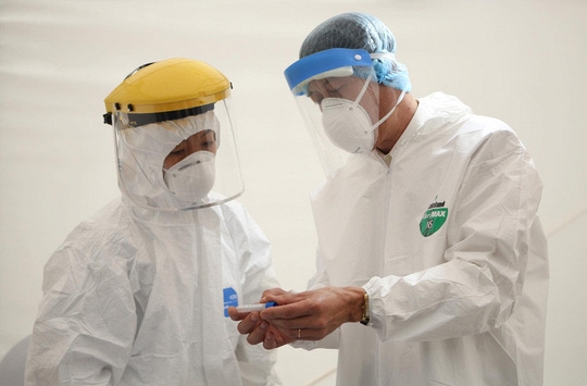 800 y bác sĩ ở các bệnh viện tuyến đầu sẽ thử nghiệm vắc xin lao chống Covid-19