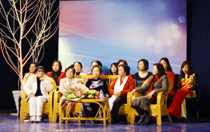 Hội Nữ trí thức tích cực ủng hộ tiền, khẩu trang và nhiều vật dụng góp phần đẩy lùi Covid-19