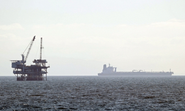 Hàng loạt tàu chở dầu đang lênh đênh trên biển 'không biết đi về đâu'