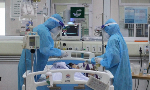 Bệnh nhân phi công người Anh dương tính trở lại, tiên lương còn nặng