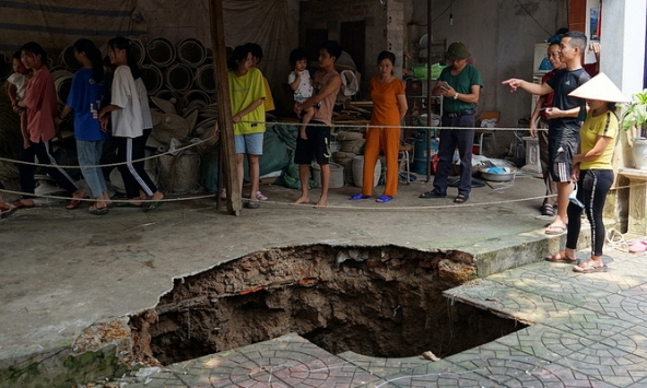 'Hố tử thần' bất ngờ xuất hiện trong một ngôi nhà ở Hà Nội