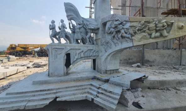 Huyện nghèo Quảng Nam xây tượng đài 14 tỷ đồng