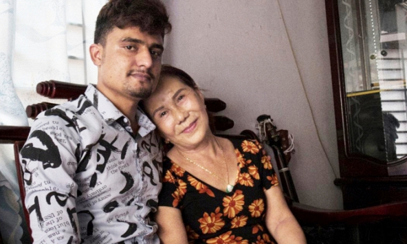 Chuyện tình cổ tích của chàng trai ngoại quốc với người yêu lớn hơn 40 tuổi