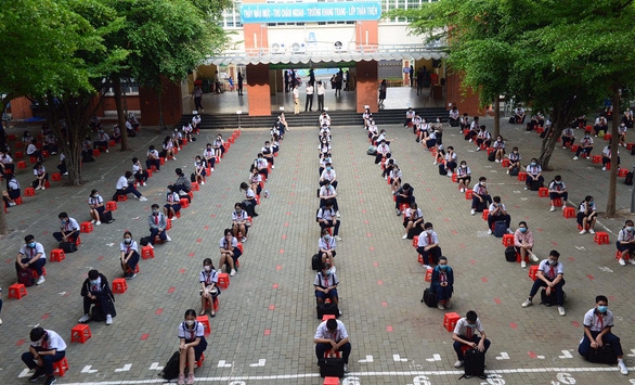 Học sinh cả nước chính thức đi học trở lại 