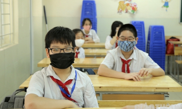 Ngày đầu tiên đi học sau kỳ nghỉ: Thầy và trò vừa học vừa phòng chống dịch