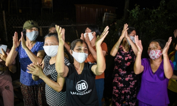 Người dân Hạ Lôi vui mừng khi được dỡ phong tỏa sau 28 ngày