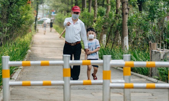 Thủ tướng cho phép mở lại dịch vụ không thiết yếu, trừ vũ trường và karaoke