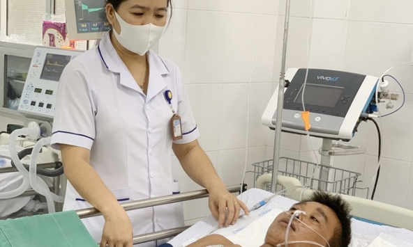 Người đàn ông suýt chết vì ăn cua lạ