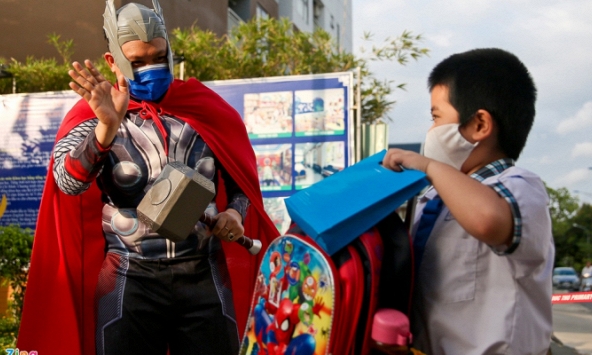 Thầy cô hóa trang thành siêu nhân, công chúa đón các em học sinh đi học trở lại