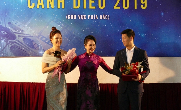 Cát Phượng và Hồng Diễm đạt giải diễn viên chính xuất sắc của Cánh diều 2020