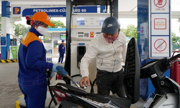 Giá xăng tăng trở lại sau 5 tháng