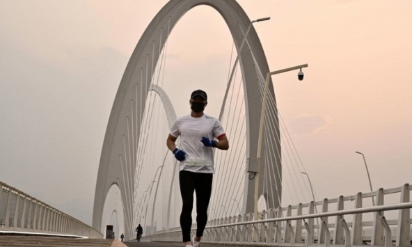 Vừa đeo khẩu trang vừa chạy bộ, chàng trai Trung Quốc bị thủng phổi