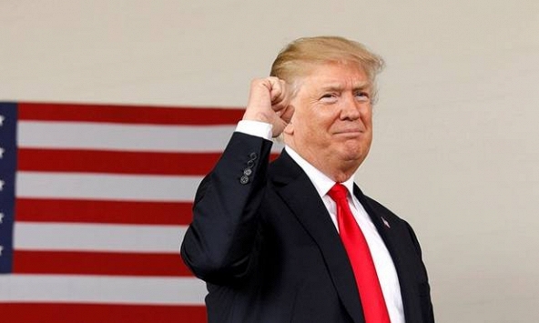 Tổng thống Trump uống 1 viên chống sốt rét ngừa Covid-19 mỗi ngày