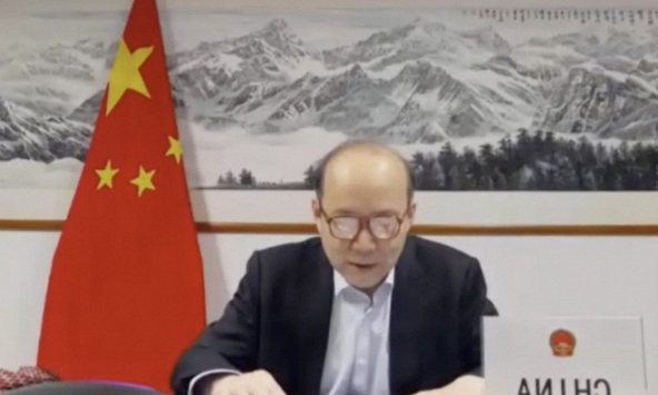 Đại sứ Trung Quốc xuất hiện thiếu chỉn chu, biển tên nước đặt ngược khi họp cùng WHO