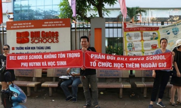 Phụ huynh căng băng rôn phản đối việc học thêm ngoài giờ của Hệ thống giáo dục Bill Gate