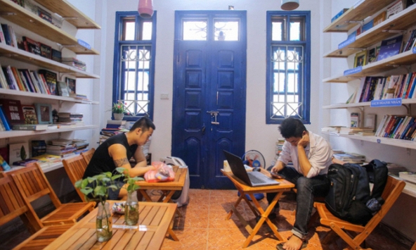 Thư viện miễn phí, khách tự chọn đồ uống và bánh kẹo