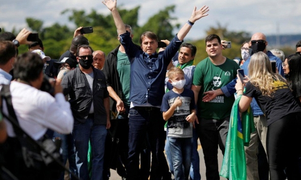 Tổng thống Brazil vẫn xuống đường biểu tình dù đất nước đang là tâm dịch Covid-19