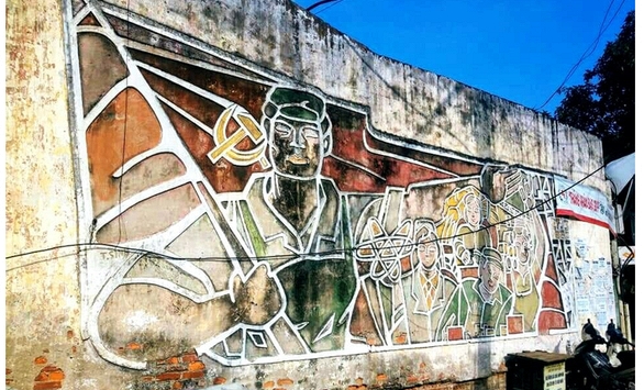 Giải cứu hai bức tranh cổ động quý hiếm làm từ chất liệu gạch men kính màu ở Hà Nội