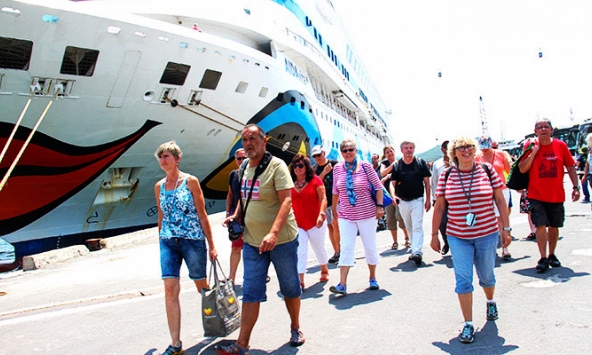 Dịch COVID-19: Chưa mở cửa đón du khách quốc tế vào Việt Nam