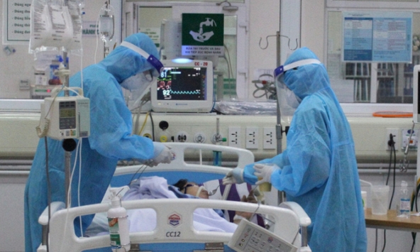 Nam phi công mắc Covid-19 đã tỉnh, thông khí phổi đã tăng lên 40%