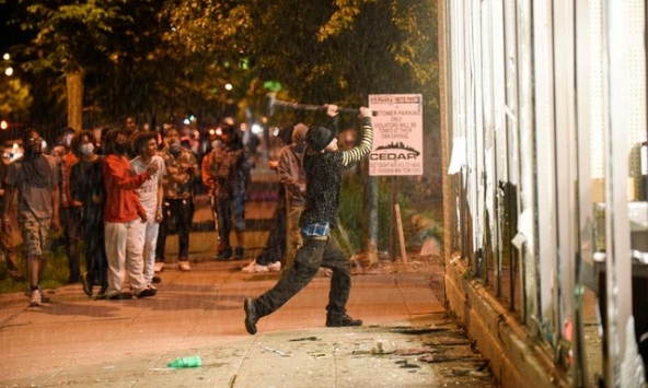 Thành phố Minneapolis của Mỹ rung chuyển vì “biển lửa” bạo động