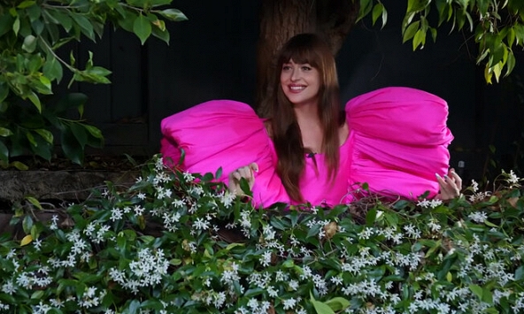 Diễn viên '50 sắc thái' ngọt ngào khi diện váy Công Trí