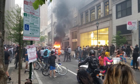 Mỹ: Lợi dụng biểu tình, nhóm người quá khích vào Apple Store đập phá, vét sạch iPhone