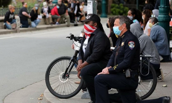 Nhiều sĩ quan cảnh sát New York  cùng quỳ gối với người biểu tình