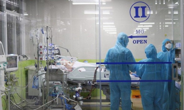 Phi công người Anh mắc Covid-19 đã mỉm cười sau gần 2 tháng nguy kịch